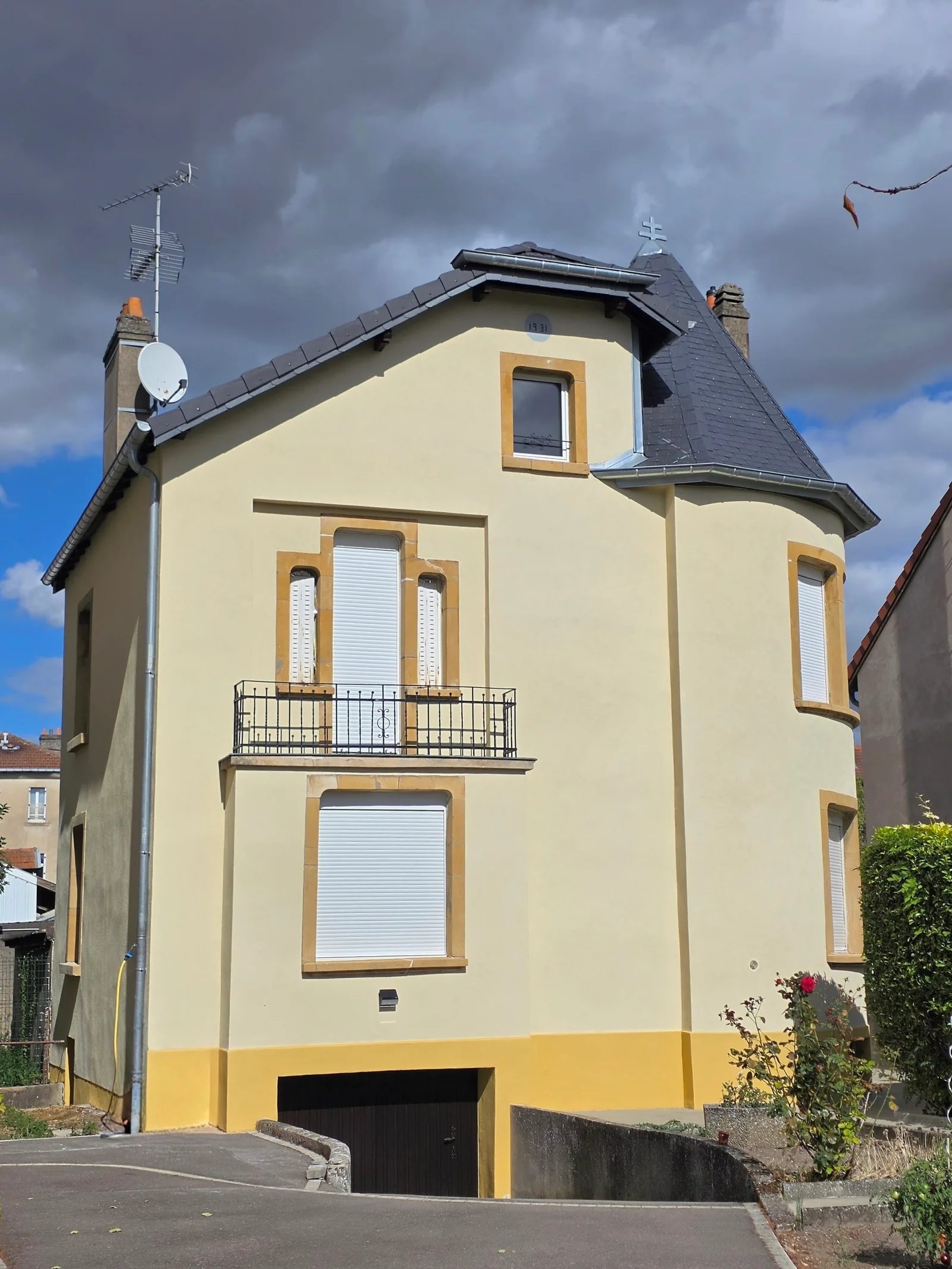 Maison de 1931 après ravalement : façade crème, soubassement ocre