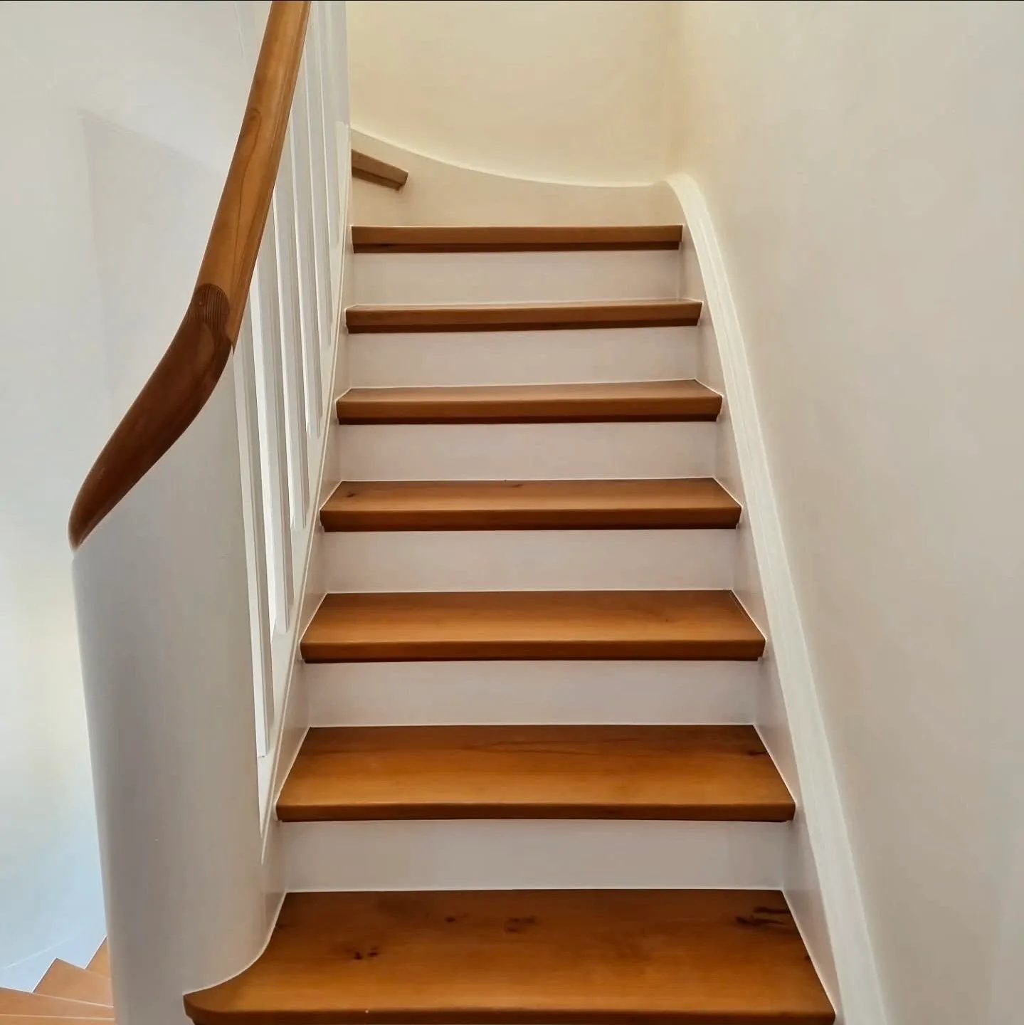 Escalier : contremarches et balustres en blanc, marches en bois naturel