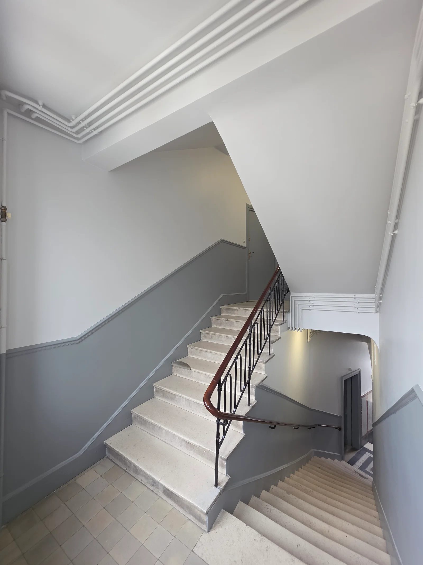 La même cage d'escalier après peinture
